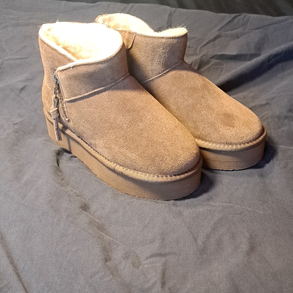 NWOT Bearpaw Women's Toni Zip Side Brown Platform Size 9 Boot